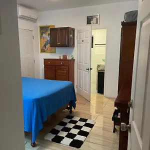  Homestay Centrally Located - 5 Jamaica